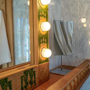 Camera superior con letto queen size su attico